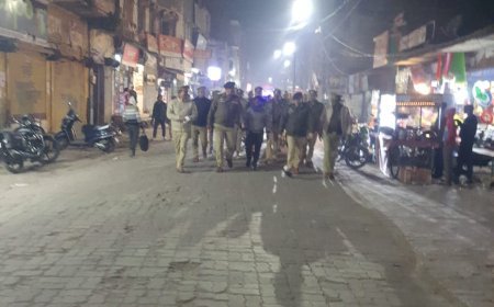 Hardoi : संडीला में अपर पुलिस अधीक्षक और सीओ ने बाजारों में पैदल गश्त कराई, सुरक्षा का भरोसा जगाया