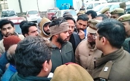 मेरठ सरधना में मां की बेरहमी से हत्या, बेटी का अपहरण मामले में मुख्य आरोपी पारस और परिवार फरार, पुलिस की 5 टीमें कई राज्यों में छापेमारी। 