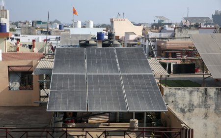 Lucknow: उत्तर प्रदेश का सोलर मॉडल: देश का नया रोल मॉडल- दिसंबर में एक ही दिन 1,868 रूफटॉप सोलर इंस्टॉलेशन कर यूपी ने रचा विश्व रिकॉर्ड। 