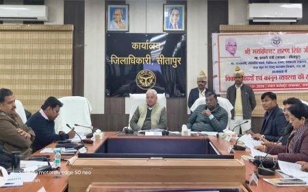 Sitapur : प्रभारी मंत्री की अध्यक्षता में जनकल्याणकारी योजनाओं और कानून व्यवस्था की समीक्षा बैठक