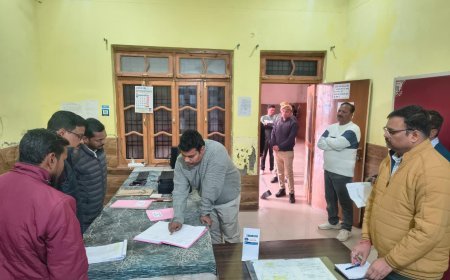 Sitapur : सीतापुर के डीएम ने हरगांव आदर्श नगर पंचायत का किया औचक निरीक्षण, कई खामियां मिलीं