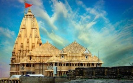 सोमनाथ मंदिर: 17 बार विध्वंस के बावजूद अटूट श्रद्धा से बार-बार पुनर्निर्माण, महारानी अहिल्याबाई होल्कर ने उसी स्थान पर कराया निर्माण।