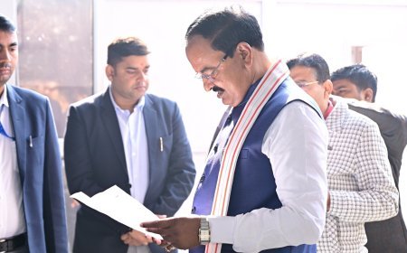 Lucknow : जनता दर्शन में उपमुख्यमंत्री केशव प्रसाद मौर्य का जनसंवाद, कहा- हर फरियादी को न्याय दिलाना सरकार की सर्वोच्च प्राथमिकता