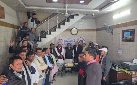 Hapur : कांग्रेस कार्यकर्ताओं ने प्रियंका गांधी का जन्मदिन मनाया और स्वामी विवेकानंद को श्रद्धांजलि दी