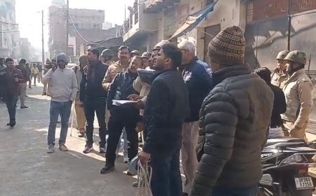 Sambhal: तालाब की भूमि पैमाइश में मिले 22 मकान, वाजिदपुर सराय में प्रशासन की सख्ती।