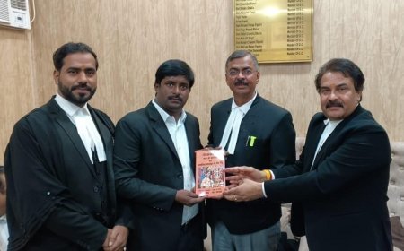 Prayagraj: सौरभ सोमवंशी की नई पुस्तक इलाहाबाद हाईकोर्ट बार में भेंट, गोरखनाथ मठ को बताया राजनीति-सामाजिक समरसता का केंद्र। 