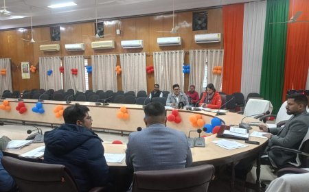 Barabanki : लखनऊ-अयोध्या राष्ट्रीय राजमार्ग की स्ट्रीट लाइटें जगमगाईं, जिलाधिकारी ने विद्युत विभाग की बैठक में दिए निर्देश