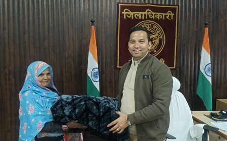 Bhadohi : भदोही में जनता दर्शन के दौरान डीएम ने ठंड से कांपती बुजुर्ग महिलाओं को अपने हाथों से दिए कंबल
