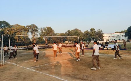 Hardoi : पुलिस लाइन हरदोई में रिक्रूट आरक्षियों के बीच निबंध लेखन और वालीबॉल प्रतियोगिता का आयोजन