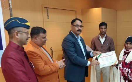 Sant Kabir Nagar : 10वें सशस्त्र सेना वेटरंस दिवस पर जिलाधिकारी आलोक कुमार ने किया वीर नारियों और पूर्व सैनिकों का सम्मान