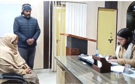 Uttrakhand : विधवा महिला ने डेढ़ एकड़ भूमि से कब्जा हटाने के लिए एसडीएम कार्यालय पर धरना दिया