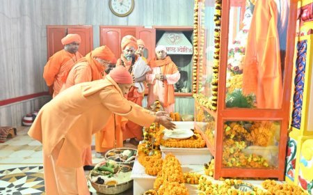 Gorakhpur : सीएम योगी आदित्यनाथ ने अर्पित की गुरु गोरखनाथ को आस्था की खिचड़ी, शिवावतार महायोगी से की नागरिकों के सुखमय जीवन की मंगलकामना