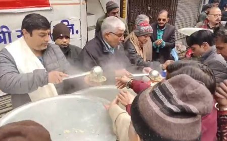 Moradabad : खत्री सभा ने मकर संक्रांति पर बांटी खिचड़ी, हजारों लोगों ने लिया प्रसाद