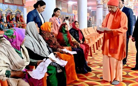 Gorakhpur: जनता दर्शन में सीएम योगी आदित्यनाथ ने दिए अधिकारियों को निर्देश- शीघ्रता से करें जनता की समस्याओं का निस्तारण। 