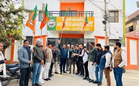 Hardoi: हरदोई में भाजपा का जश्न: महाराष्ट्र नगर महापालिका चुनावों में प्रचंड जीत पर मिठाई बंटी।