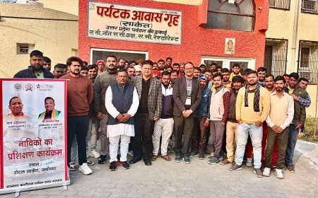 Ayodhya: अयोध्या में नौकाविहार करते समय नाविक सुनाएंगें अयोध्या के प्राचीन स्थलों से जुड़ी कहानियां।