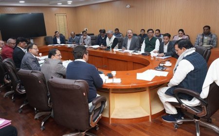 Lucknow: नगर विकास मंत्री ए.के. शर्मा की सख्ती: शहरी विकास योजनाओं को तय समय में पूर्ण करने के निर्देश। 