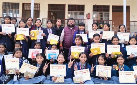 Hardoi: संस्कार और संस्कृति के मंच पर निखरी प्रतिभा, पुरस्कार पाकर खिल उठे बच्चो के चेहरे। 