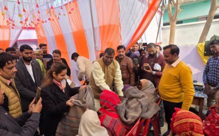 Sitapur : सीतापुर के लहरपुर में ठंड से बचाव के लिए जरूरतमंदों को बांटे कंबल