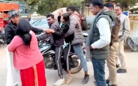 छतरपुर में दो सहेलियों अंजली और मोहिनी ने 5 साल के प्रेम के बाद बागेश्वर धाम में रचाई शादी, परिजनों के विरोध से थाने में बवाल।