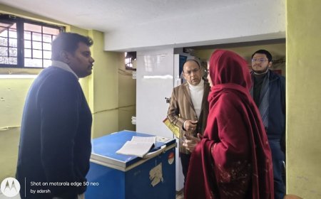 Sitapur: डीएम के औचक निरीक्षण में सीएचसी पहला की व्यवस्थाओं की खुली पोल लापरवाही पर वेतन कटौती के निर्देश। 