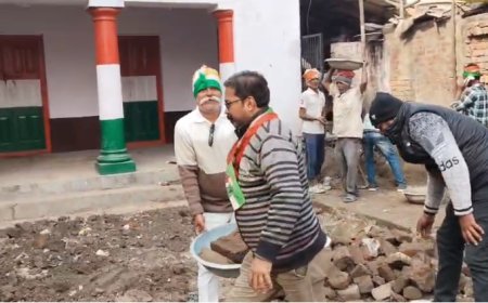 Ballia : बलिया में कांग्रेस कार्यकर्ताओं ने मनरेगा नाम बदलाव के विरोध में पार्टी कार्यालय में मजदूरी कर प्रदर्शन किया