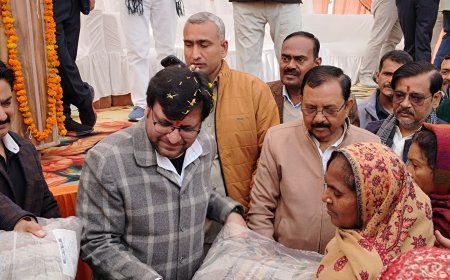 Hardoi : नगर पालिका द्वारा शीतलहर से बचाव के लिए कम्बल वितरण कार्यक्रम आयोजित