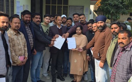 Bajpur: ग्राम प्रधानों ने ग्राम पंचायत के विकास कार्यों में बाधा डालने वालों के खिलाफ वीडीओ को सौंपा ज्ञापन।