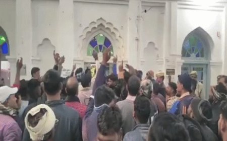 Ayodhya : नगर निगम में आउटसोर्सिंग कर्मचारियों का प्रदर्शन, संविदा और स्थायीकरण की मांग के साथ 10 सूत्रीय ज्ञापन सौंपा