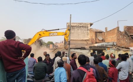 Ayodhya : चौक सब्जी मंडी में मल्टीलेवल पार्किंग के लिए अतिक्रमण हटाया, प्रशासन ने बुलडोजर चलाया