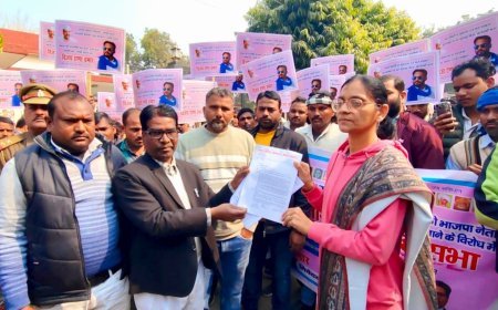 Sultanpur : चमार महासभा ने कलेक्ट्रेट पर प्रदर्शन किया, राष्ट्रपति को संबोधित ज्ञापन सौंपा