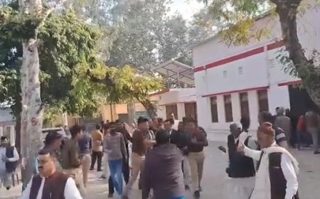 Sambhal: जिला सहकारी बैंक चुनाव में हंगामा, बीजेपी–सपा कार्यकर्ताओं में भिड़ंत, एसपी विधायक के बेटे को लगा चांटा। 