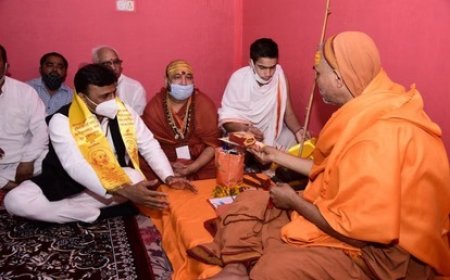 शंकराचार्य अविमुक्तेश्वरानंद सरस्वती ने पुरानी घटना का जिक्र करते हुए अखिलेश यादव की माफी को याद किया। 