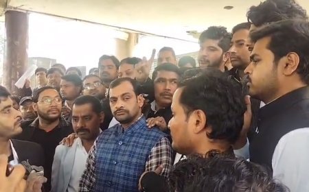 Sambhal: सीजेएम विभांशु सुधीर के तबादले पर बवाल, सम्भल जिला कोर्ट में वकीलों का प्रदर्शन, CM योगी के खिलाफ नारेबाजी। 