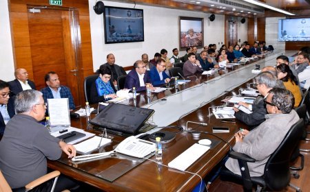 Lucknow : मुख्य सचिव ने वीडियो कॉन्फ्रेंसिंग के माध्यम से सभी मण्डलायुक्तों एवं मुख्य विकास अधिकारियों के साथ शासन के प्राथमिकता कार्यक्रमों एवं योजनाओं की समीक्षा की