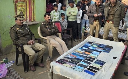 मथुरा के दौलतपुर गांव ने साइबर ठगी के खिलाफ दिखाई एकजुटता, ग्रामीणों ने पुलिस को सौंपे दर्जनों मोबाइल फोन। 