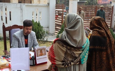 Hardoi: जिलाधिकारी अनुनय झा ने जनसुनवाई में सुनी आमजन की 65 शिकायतें, त्वरित निस्तारण के दिए निर्देश। 