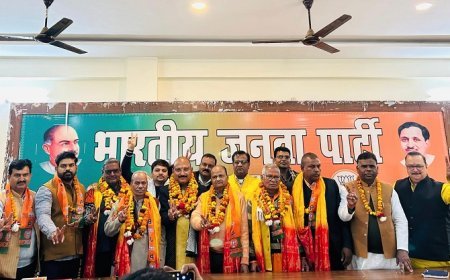 Hardoi: भूमि विकास बैंकों में भाजपा उम्मीदवारों के निर्विरोध निर्वाचन पर भाजपा कार्यालय में हर्षोल्लास। 