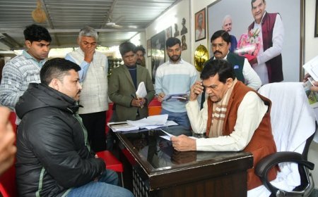 Lucknow: जनसुनवाई में घूस की बात सुन मंत्री ने दिखाए सख्त तेवर, दोषियों पर गिरी गाज। 