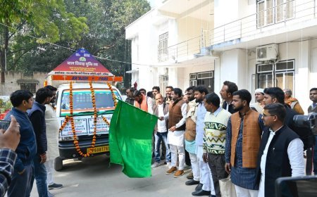 Ballia : बलिया में बाल विवाह मुक्ति रथ को सांसद सनातन पाण्डेय ने हरी झंडी दिखाकर रवाना किया