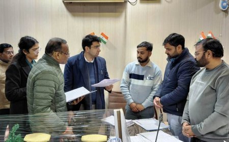 Hathras : हाथरस में मतदाता आपत्तियों की सुनवाई का जिला निर्वाचन अधिकारी ने किया औचक निरीक्षण