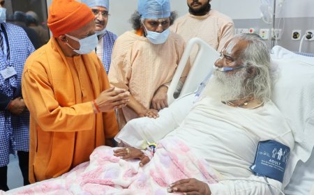 Lucknow : लखनऊ में मुख्यमंत्री योगी आदित्यनाथ ने महंत नृत्य गोपाल दास का जाना हाल