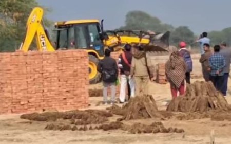 Pratapgarh : प्रतापगढ़ में सरकारी चारागाह भूमि पर अवैध कब्जा हटवाया