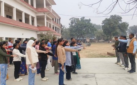Ayodhya: अयोध्या में राष्ट्रीय मतदाता दिवस: परमहंस महाविद्यालय में शिक्षक-छात्रों ने ली शपथ। 