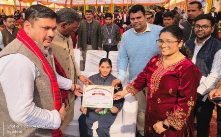 Sitapur: उत्तर प्रदेश दिवस के उपलक्ष्य में स्टॉल लगाकर लाभार्थियों को विभिन्न लाभार्थीपरक योजनाओं की दी जानकारी।