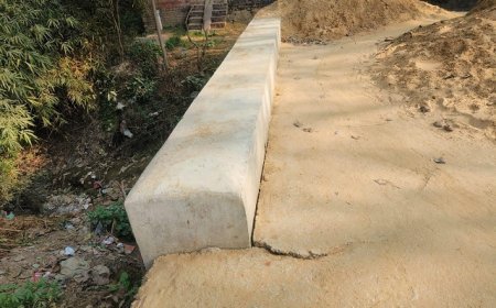 Sitapur: तालाब पर बनी पुलिया बनी भ्रष्टाचार की मिसाल, मिट्टी डालने में भी लापरवाही। 