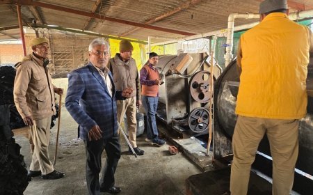 Sambhal: बिना अनुमति संचालित जींस वाशिंग प्लांट पर प्रशासन की कार्रवाई, जनरेटर सील। 