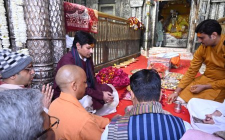 मुख्यमंत्री और भाजपा अध्यक्ष ने किए बांके बिहारी के दर्शन, पहली बार उप्र के दौरे पर आए हैं राष्ट्रीय भाजपा अध्यक्ष,  मुख्यमंत्री के साथ पहुंचे मंदिर