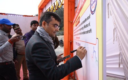 Ambedkarnagar : जिलाधिकारी अनुपम शुक्ला को मुख्यमंत्री युवा उद्यमी विकास अभियान में उत्कृष्ट प्रदर्शन के लिए सम्मानित किया गया