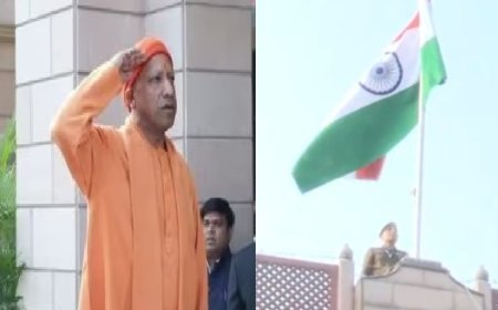 77वें गणतंत्र दिवस पर सीएम योगी आदित्यनाथ ने लखनऊ आवास पर फहराया तिरंगा, ध्वजारोहण के बाद प्रदेशवासियों को दिया संदेश।